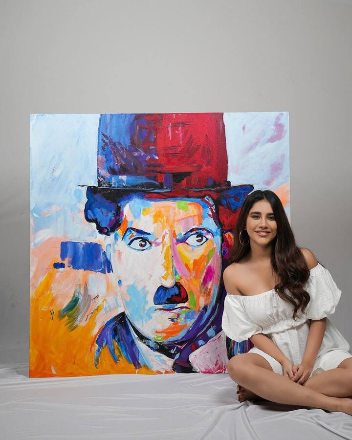 చార్లీ చాప్లిన్ పెయింటింగ్ ని రీ క్రియేట్ చేసి అందరినీ ఆశ్చర్యపరిచింది. Image Credit: Nabha Natesh/ Instagram