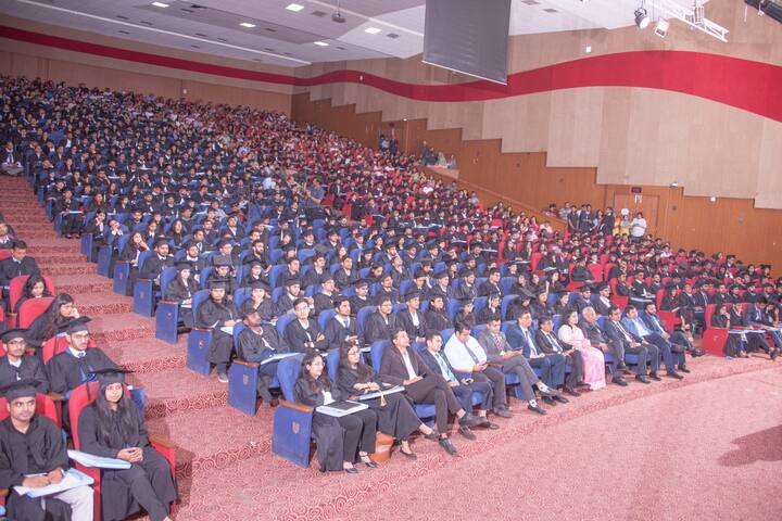 આઈસીએઆઈ અમદાવાદ બ્રાન્ચનાં ચેરપર્સન સીએ (ડૉ) અંજલિ ચોક્સીએ પદવીદાન સમારંભમાં હાજર રહેલા તમામ નવા ચાર્ટર્ડ એકાઉન્ટન્ટસ અને તેમના માતાપિતાને તેમના સંતાનોના ઉજ્જવળ ભવિષ્ય માટે યોગ્ય દિશાની પસંદગી કરાવી તે બદલ અભિનંદન આપતા જણાવ્યું હતું કે પ્રોફેશનલ કોર્સમાં સૌથી અધરી પરીક્ષા સીએ પ્રોફેશનલની હોય છે, જેમાં ઉતીર્ણ થયેલા તમામ નવા ચાર્ટર્ડ એકાઉન્ટન્ટસે સમાજપયોગી કાર્ય કરવા હંમેશા તત્પર રહેવાનું છે. તેમજ આઈસીએઆઈએ બ્રાન્ડ નેમ છે, તેનો દેશના અર્થતંત્રને વેગવંતુ રાખવામાં ખૂબ જ મહત્વનો ભાગ છે, દેશને આર્થિક રીતે મજબૂત કરવાના પાયાના ઘડતરમાં આઈસીએઆઈનું યોગદાન અત્યંત ઉપયોગી હોય છે.