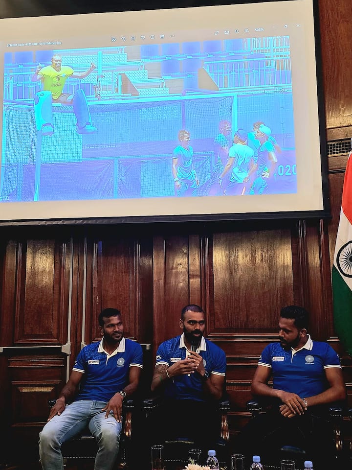 খোলামেলা আড্ডার মাঝে অলিম্পিকে পদকজয়ের পর গোলরক্ষক পিআর শ্রীজেশের গোলপোস্টের ওপরে উঠে সেলিব্রেশনের ছবি ও স্মৃতি উঠে আসে কথাবার্তায়।