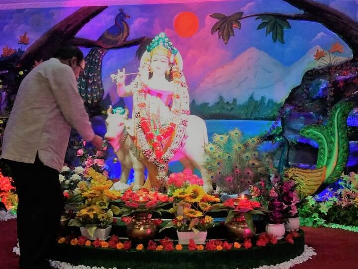 सूरीनाम का ऑफिशियल नाम है- रिपब्लिक ऑफ सूरीनाम (Republic of Suriname). यह देश दक्षिण अमरीका महाद्वीप के उत्तरी भाग में स्थित है. इसका बॉर्डर दक्षिण में ब्राजील से और उत्तर में अटलांटिक महासागर से मिलता है.
