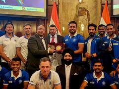 Indian Hockey Team : খোলামেলা আড্ডা, লন্ডনে ভারতীয় হাই কমিশনে সম্মানের মঞ্চে ভিন্ন মুডে ভারতীয় হকি দলের তারকারা