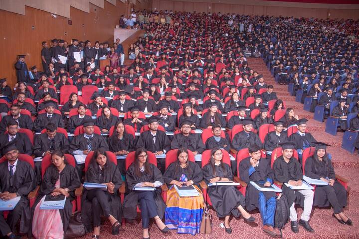 સેન્ટ્રલ કાઉન્સિલ મેમ્બર સીએ પુરૂષોત્તમ ખંડેલવાલે જણાવ્યું હતું કે દરેક સીએની સાઈન દેશના વડાપ્રધાનની સાઈન જેટલી જ સશક્ત હોય છે. દેશના માનનીય વડાપ્રધાન શ્રી નરેન્દ્રભાઈ મોદીના શબ્દો મુજબ સીએની પરીક્ષામાં ઉતીર્ણ થયેલા તમામ નવા સીએ દેશના ચોકીદાર છે. આપણે આપણા રાષ્ટ્રને આર્થિક રીતે સધ્ધર બનાવવા અને દેશના અર્થતંત્રને વિકાસશીલ બનાવવા ક્યારેય કોઈ શોર્ટકટનો ઉપયોગ નહીં કરવાનો, વૈશ્વિક પરિસ્થિતિનો સામનો કરવા અને દેશના વિકાસમાં મહત્વનો ફાળો આપવા આપણે હંમેશા તત્પર રહેવાનું છે.