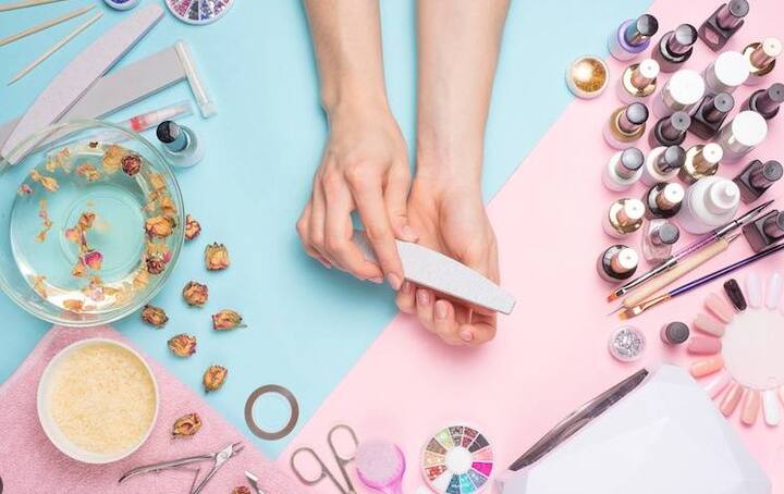 चेहऱ्यासोबतच नखांची सुंदरता ही महत्वाची आहे. गुलाबी सुंदर नखांसाठी  आता पार्लर मध्ये जाण्याची काही गरज नाही.