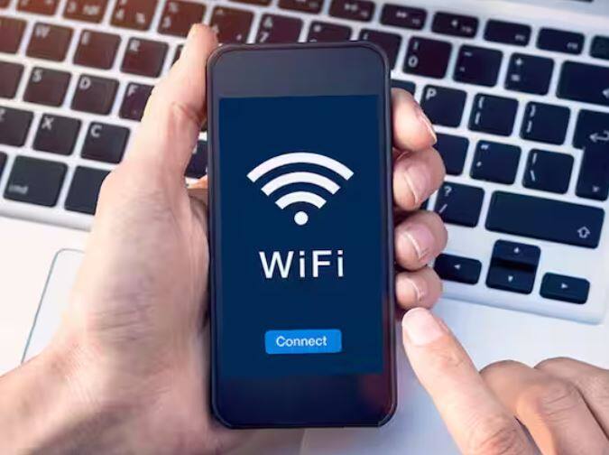 ਪਬਲਿਕ ਵਾਈਫਾਈ ਰਾਹੀਂ ਕੋਈ ਵੀ ਆਨਲਾਈਨ ਭੁਗਤਾਨ ਨਾ ਕਰੋ ਕਿਉਂਕਿ ਹੈਕਰ ਇਸ ਤੋਂ ਤੁਹਾਡਾ ਡਾਟਾ ਚੋਰੀ ਕਰ ਸਕਦੇ ਹਨ। ਨਾਲ ਹੀ ਕਦੇ ਵੀ ਆਪਣਾ UPI ਪਿੰਨ ਕਿਸੇ ਨਾਲ ਸਾਂਝਾ ਨਾ ਕਰੋ। ਦੋਸਤਾਂ, ਦਫਤਰ ਜਾਂ ਘਰ, ਕਿਤੇ ਵੀ ਇਸ ਦਾ ਖੁਲਾਸਾ ਨਾ ਕਰੋ।