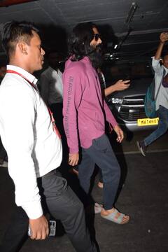 In Pics: लंबे बाल, काला चश्मा और बढ़ी हुई दाढ़ी...एयरपोर्ट पर नए लुक में दिखे साउथ स्टार धनुष, तस्वीरें देख पहचान नहीं पाएंगे आप