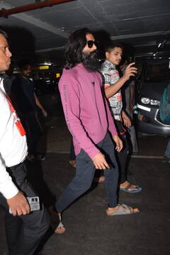 In Pics: लंबे बाल, काला चश्मा और बढ़ी हुई दाढ़ी...एयरपोर्ट पर नए लुक में दिखे साउथ स्टार धनुष, तस्वीरें देख पहचान नहीं पाएंगे आप