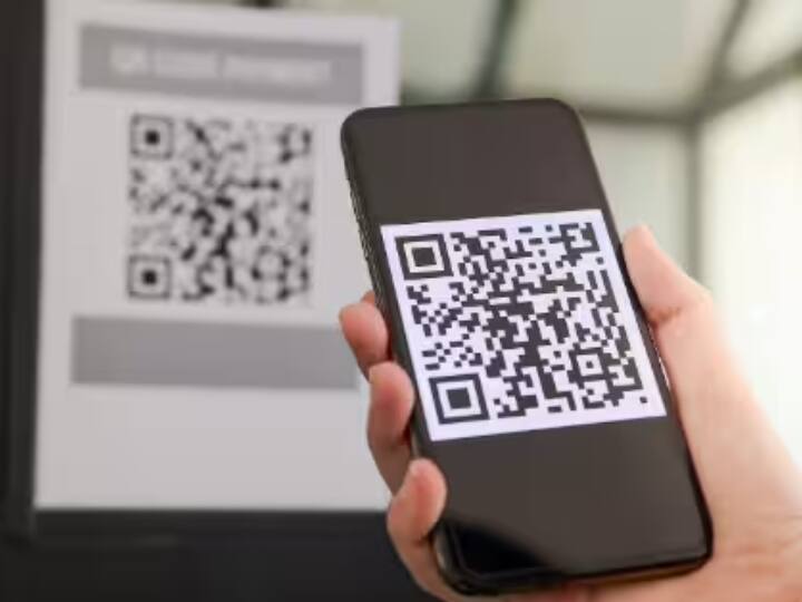 QR Code: साइबर क्रिमिनल्स आजकल लोगों को QR कॉड भेजकर उसे स्कैन करने के लिए कहते हैं ताकि उनके अकाउंट में पैसे क्रेडिट हो पाएं. लोगों को लगता है कि इससे पैसे उनके खाते में आ जाएंगे. जैसे ही वे QR कोड को स्कैन करत हैं तो फिर UPI pin डालने के लिए कहा जाता है. अगर व्यक्ति पिन डाल देता है तो फ़ौरन ठग उसके बैंक अकाउंट से पैसा साफ कर लेते हैं. सलाह ये है कि आपको किसी भी अनजान QR कोड को स्कैन करने से बचना चाहिए.