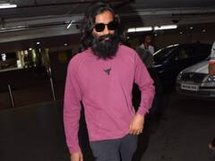 In Pics: लंबे बाल, काला चश्मा और बढ़ी हुई दाढ़ी...एयरपोर्ट पर नए लुक में दिखे साउथ स्टार धनुष, तस्वीरें देख पहचान नहीं पाएंगे आप