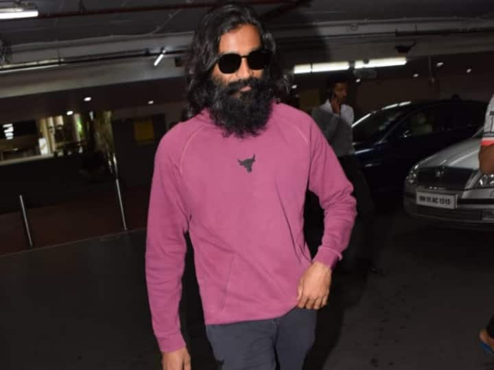 Dhanush Airport Look: साउथ सिनेमा के सुपरस्टार धनुष आज किसी पहचान के मोहताज नहीं है. हाल ही में एयरपोर्ट पर स्पॉट किए गए हैं. जहां एक्टर को एकदम नए लुक में देखा गया.