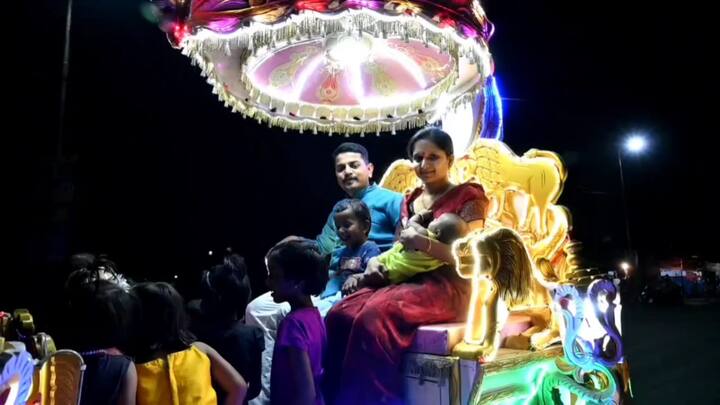 घरात लेक जन्माला आली की अनेक लोक नाक तोंड मुरडतात. मुलगा जन्माला आला नाही म्हणून अनेकजण नाराज झाल्याचं आपण पाहिलं आहे. मात्र लेकीच्या जन्माचा मोठा सोहळा साजरा करण्यात आला.