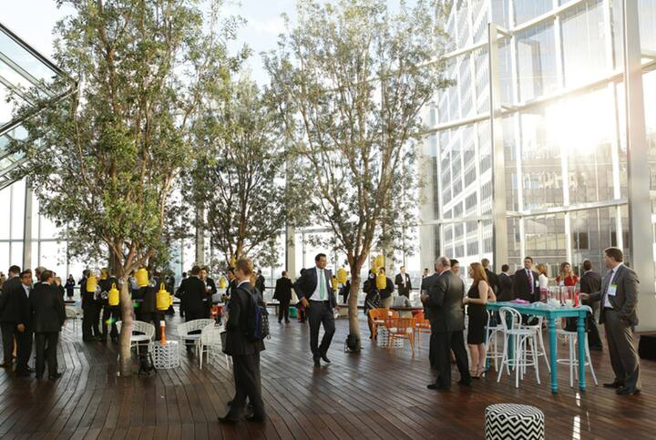 सुंदर समुद्रकिनारे आणि विषारी सापांसाठी ओळखला जाणारा ऑस्ट्रेलिया हा देष आर्थिक शक्तीस्थान देखील आहे. या देशातील कर्मचाऱ्यांचा सरासरी वार्षिक पगार 53 हजार डॉलर्स, म्हणजे सुमारे 39 लाख रुपये आहे.