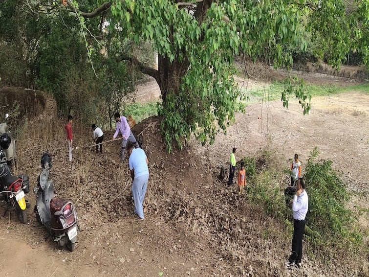 maharashtra news nashik news historical lake in Girane village neglected for many years cleaned by villagers Nashik News : गिरणारेतील शिवकालीन दगडी बांधणीच्या तलावाला नवसंजीवनी, तळ्यात जिवंत झरे अन् वर्षभर पाणी पुरवठा 