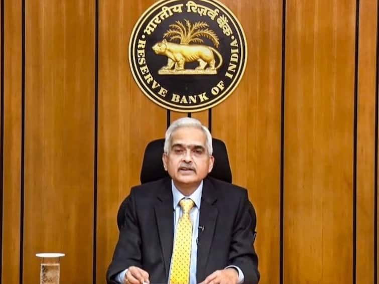 RBI governor Shaktikanta Das issued concern for Some banks about Financial Volatility in near term चुनिंदा बैंकों में अस्थिरता को लेकर RBI गवर्नर ने जताई चिंता, बैंकिंग सेक्टर को रहना होगा सतर्क