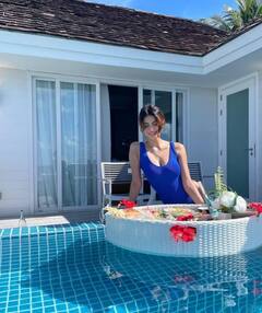 Palak Tiwari ने ब्लू मोनोकिनी पहन पूल में लिए फ्लोटिंग ब्रेकफास्ट के मजे, एक्ट्रेस की अदाओं पर फैंस दिल हारे