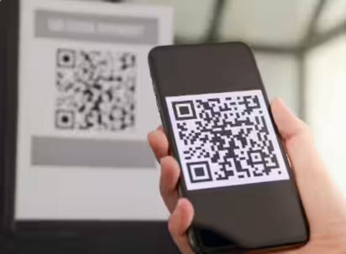 QR ਕੋਡ: ਅੱਜਕੱਲ੍ਹ ਸਾਈਬਰ ਅਪਰਾਧੀ ਲੋਕਾਂ ਨੂੰ QR ਕੋਡ ਭੇਜਦੇ ਹਨ ਅਤੇ ਉਹਨਾਂ ਨੂੰ ਇਸ ਨੂੰ ਸਕੈਨ ਕਰਨ ਲਈ ਕਹਿੰਦੇ ਹਨ ਤਾਂ ਜੋ ਪੈਸੇ ਉਹਨਾਂ ਦੇ ਖਾਤੇ ਵਿੱਚ ਕ੍ਰੈਡਿਟ ਕੀਤੇ ਜਾ ਸਕਣ। ਲੋਕਾਂ ਨੂੰ ਲੱਗਦਾ ਹੈ ਕਿ ਇਸ ਨਾਲ ਉਨ੍ਹਾਂ ਦੇ ਖਾਤੇ 'ਚ ਪੈਸੇ ਆ ਜਾਣਗੇ। ਜਿਵੇਂ ਹੀ ਉਹ QR ਕੋਡ ਨੂੰ ਸਕੈਨ ਕਰਦੇ ਹਨ, ਫਿਰ ਉਨ੍ਹਾਂ ਨੂੰ UPI ਪਿੰਨ ਦਾਖਲ ਕਰਨ ਲਈ ਕਿਹਾ ਜਾਂਦਾ ਹੈ। ਜੇਕਰ ਕੋਈ ਵਿਅਕਤੀ ਪਿੰਨ ਦਾਖਲ ਕਰਦਾ ਹੈ, ਤਾਂ ਠੱਗ ਤੁਰੰਤ ਉਸਦੇ ਬੈਂਕ ਖਾਤੇ ਵਿੱਚੋਂ ਪੈਸੇ ਕੱਢ ਲੈਂਦੇ ਹਨ। ਸਲਾਹ ਇਹ ਹੈ ਕਿ ਤੁਹਾਨੂੰ ਕਿਸੇ ਵੀ ਅਣਜਾਣ QR ਕੋਡ ਨੂੰ ਸਕੈਨ ਕਰਨ ਤੋਂ ਬਚਣਾ ਚਾਹੀਦਾ ਹੈ।