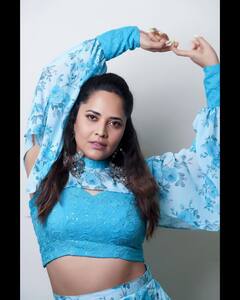 బ్లూ డ్రెస్ లో మెరిసిపోతున్న అనసూయ.. రంగమ్మత్త చూపులతోనే కైపెక్కిస్తోందిగా!