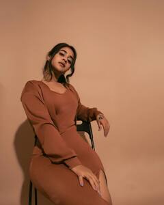 Deepthi Sunaina: దీప్తి సునైనా అదిరేటి ఫోజులు- మెలికలు తిరుగుతూ మెస్మరైజ్