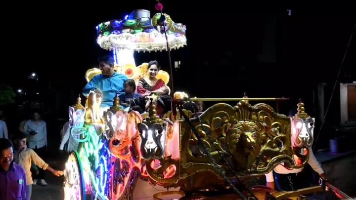 कुटुंबात जन्मलेल्या कन्यारत्नाचे वाजत गाजत रथातून मिरवणूक काढून फटाके वाजवीत घरी स्वागत करण्यात आलं. यावेळी परिसरातील नागरिकांनी आणि नातेवाईकांनी फुलांची उधळण करत या चिमुकलीचे स्वागत केलं.