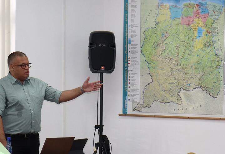 सूरीनाम की कुल आबादी 6 लाख से ज्यादा है, जिसमें हिंदुओं की तादाद 1 लाख से ज्यादा है.