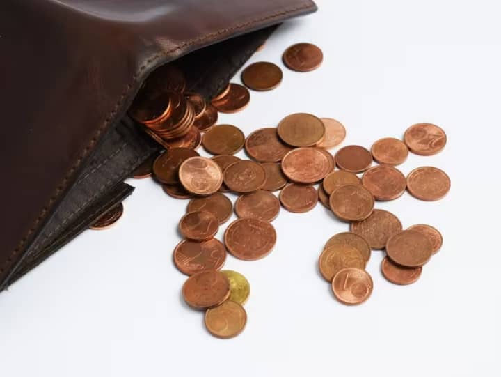 अनेकांना परदेशात जाऊन पैसे कमवण्याची इच्छा असते. तर, आज आम्ही तुम्हाला अशा देशांबद्दल सांगणार आहोत, जिथे कर्मचाऱ्यांना खूप चांगला पगार दिला जातो. या देशांमध्ये तुम्ही चांगले पैसे कमवू शकता.