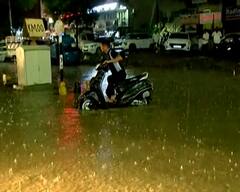 Ahmedabad: અમદાવાદમાં ચાર કલાકમાં ત્રણ ઇંચ વરસાદ ખાબક્યો, ભારે પવનથી અંદાજે 15 વૃક્ષો ધરાશાયી