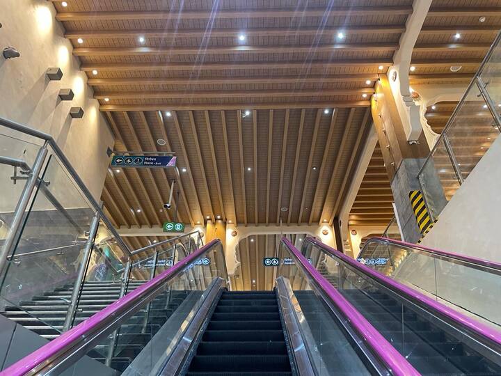 या स्थानकाची वास्तू ही इतिहासकालीन वाड्यासारखी बांधण्यात आली आहे.