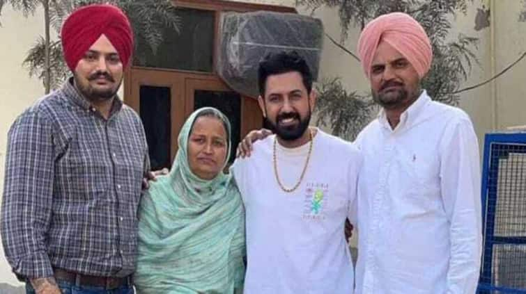 gippy grewal tribute to sidhu moose wala on his first death anniversary shares picture on social media Gippy Grewal: ਗਿੱਪੀ ਗਰੇਵਾਲ ਨੇ ਸਿੱਧੂ ਮੂਸੇਵਾਲਾ ਨਾਲ ਸ਼ੇਅਰ ਕੀਤੀ ਤਸਵੀਰ, ਮਰਹੂਮ ਗਾਇਕ ਨੂੰ ਇੰਜ ਦਿੱਤੀ ਸ਼ਰਧਾਂਜਲੀ