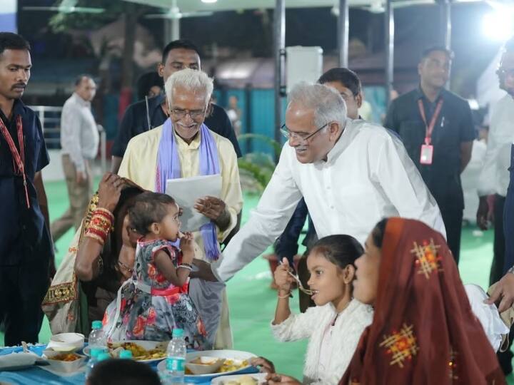 Chhattisgarh: 'भेंट-मुलाकात' में मेहमान बने थे मुख्यमंत्री बघेल, अब ग्रामीणों को CM हाउस में कराया भोजन cm bhupesh baghel made them dinner at his home for villagers who had food during Bhent-Mulakat Programe Ann Chhattisgarh: 'भेंट-मुलाकात' में मेहमान बने थे मुख्यमंत्री बघेल, अब ग्रामीणों को CM हाउस में कराया भोजन
