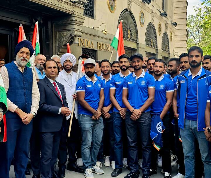 সৌমিক সাহা, লন্ডন : লন্ডনের মাটিতে সম্মান জানান হল ভারতীয় হকি দলকে। High Commission of India-র পক্ষ থেকে।