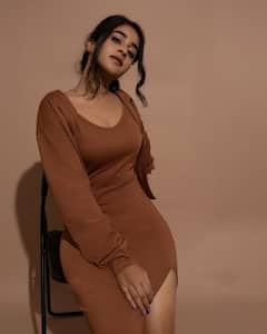 Deepthi Sunaina: దీప్తి సునైనా అదిరేటి ఫోజులు- మెలికలు తిరుగుతూ మెస్మరైజ్