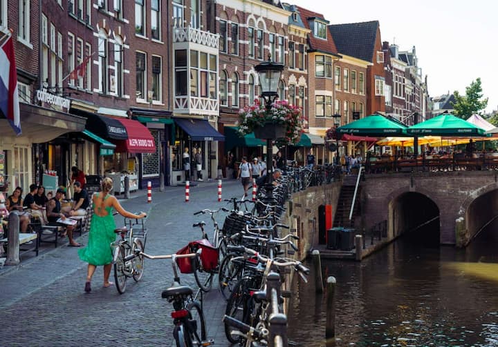 युरोपमध्ये असलेल्या नेदरलँड्समध्ये सरासरी वार्षिक पगार 54 हजार डॉलर्स, म्हणजे सुमारे 40 लाख रुपये आहे. या देशाची राजधानी अॅमस्टरडॅम ही जगामध्ये ग्लोबल सिटी म्हणून ओळखले जाते.