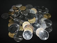 बैंक में एक साथ कितने जमा करा सकते हैं सिक्के, जानिए आरबीआई के नियम 