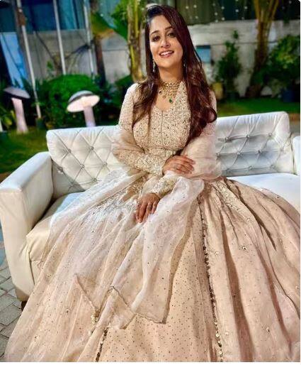 ਹਾਲਾਂਕਿ ਅਦਾਕਾਰਾ ਆਪਣੇ ਵੀਲੌਗ ਰਾਹੀਂ ਪ੍ਰਸ਼ੰਸਕਾਂ ਨਾਲ ਜੁੜੀ ਰਹਿੰਦੀ ਹੈ ਅਤੇ ਆਪਣੀ ਪ੍ਰੈਗਨੈਂਸੀ, ਹੈਲਥ ਅਪਡੇਟ, ਸ਼ੋਏਬ ਨਾਲ ਡੇਟ, ਫੈਮਿਲੀ ਫੰਕਸ਼ਨ ਸਮੇਤ ਸਾਰੀ ਜਾਣਕਾਰੀ ਸਾਂਝੀ ਕਰਦੀ ਰਹਿੰਦੀ ਹੈ।