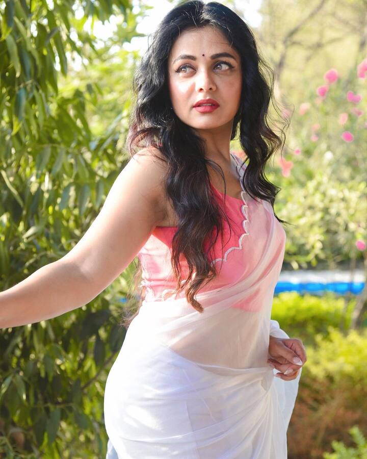 प्रार्थना बेहेरे सोशल मीडियावर चांगलीच सक्रिय असून तिचे फॉलोअर्स दोन मिलियनहून जास्त आहेत.