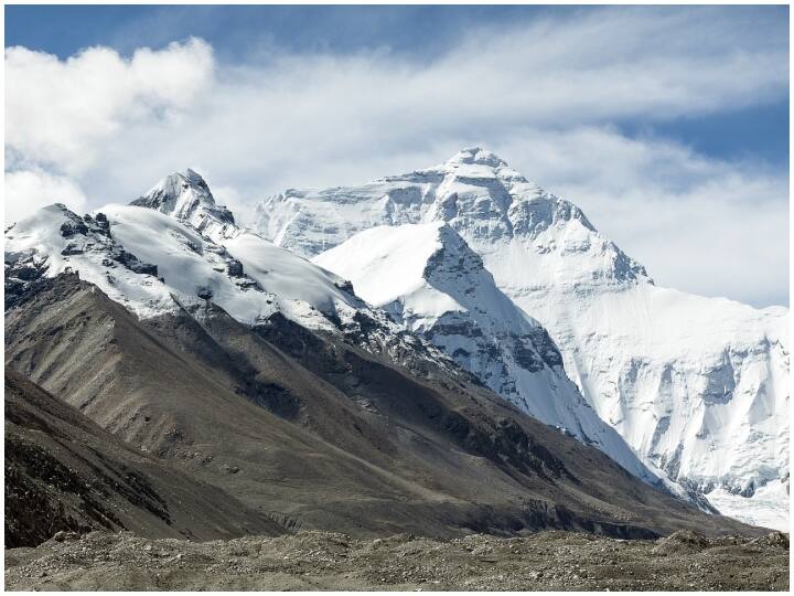 माउंट एवरेस्ट पर कितना कचरा?- माउंट एवरेस्ट पर कई टन कचरा हो गया है. इसे लेकर नेपाल की सेना ने कई बार प्रोग्राम चलाए हैं और माउंट एवरेस्ट से कई टन कचरा इकट्ठा किया है. माना जा रहा है कि अभी भी एवरेस्ट पर काफी कचरा है और अब सीमित लोगों को ही इसका परमिट दिया जा रहा है.