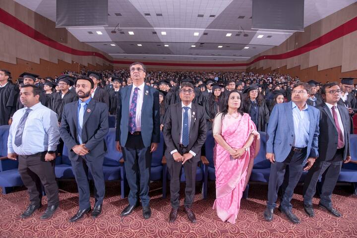 સેન્ટર કાઉન્સિલ મેમ્બર સીએ વિશાલ દોષી સીએની પરીક્ષામાં ઉતીર્ણ થયેલા નવા નવયુવાન સીએને માર્ગદર્શન આપતા જણાવ્યું હતું કે સીએની પરીક્ષા પાસ થઈ જવાથી બધું પુરૂ નથી થઈ જતું, અહીં રોજ નવી ચેલેન્જ આવશે, અને તેનો સામનો કરવા અને તેનું સોલ્યુશન લાવવા તમારે તમારી જાતને હંમેશા અપગ્રેડ રાખવી પડશે. તમારા ભવિષ્યને સફળ બનાવવા લેવા પડતાં દરેક નિર્ણયમાં ચેલેન્જ અને રિસ્ક બંને રહેશે પરંતુ તમારી આવડત અને મહેનત તમને જરૂરથી સફળ બનાવશે.