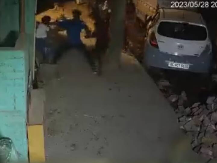 16 year old girl Sakshi Brutally murdered by Sahil in Shahbad Dairy, 6 teams formed for investigation Case ANN Delhi Murder Case: एक झगड़े के बदले 21 बार चाकू गोदा, फिर साक्षी को पत्थरों से कुचला, तमाशबीन बने रहे लोग