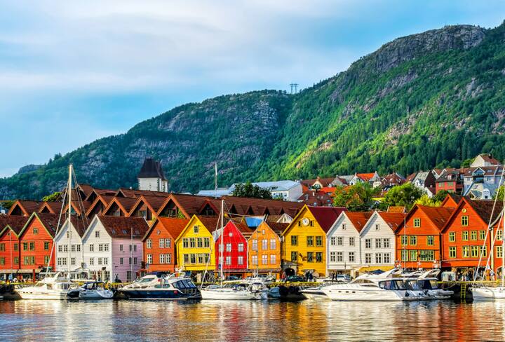 नॉर्वे हा देश विशेषत: त्याच्या नैसर्गिक देखाव्यांसाठी ओळखला जातो, त्याचप्रमाणे आपल्या कर्मचार्यांना सर्वाधिक पगार देण्यासाठी देखील हा देश ओळखला जातो. या देशात वार्षिक पगार $51,000, म्हणजेच सुमारे 37 लाख रुपये आहे.