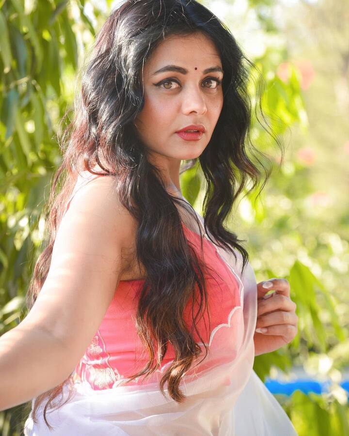 कॉफी आणि बरंच काही, मितवा या चित्रपटांमधील अभिनयामुळे प्रार्थनाला विशेष लोकप्रियता मिळाली.