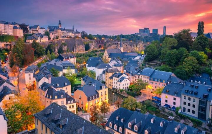 लक्झेंबर्ग हा पश्चिम युरोपमधील एक छोटासा देश आहे. येथे कर्मचाऱ्यांना सरासरी 65 हजार डॉलर्स, म्हणजेच सुमारे 48 लाख रुपये वार्षिक वेतन मिळते.