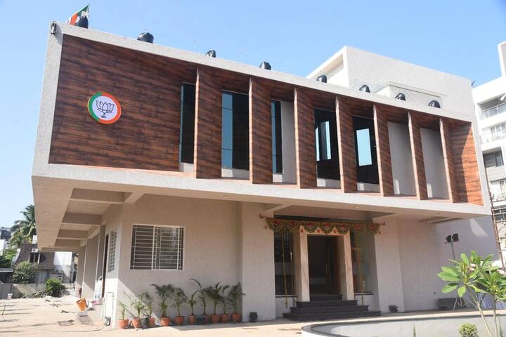 पूर्ण राज्यातून बैठकीसाठी कोल्हापुरात येणाऱ्या पदाधिकाऱ्यांसाठी कॉन्फरन्स हॉल, अध्यक्ष आणि इतर पदाधिकाऱ्यांसाठी विशेष दालन, अत्याधुनिक तंत्रज्ञानाने सुसज्ज असा सायबर विभाग, ग्रंथालय अशा विविध विभागांनी सुसज्ज करण्यात आले आहे.