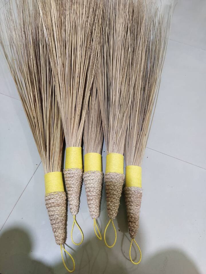 বাস্তুশাস্ত্র অনুসারে, বাড়ির কোনও সদস্য বাইরে যাওয়ার সাথে সাথে কখনই ঝাড়ু লাগানো উচিত নয়। এতে করে ঘরের বাইরে যাওয়া ব্যক্তি তার কাজে সফলতা পায় না।