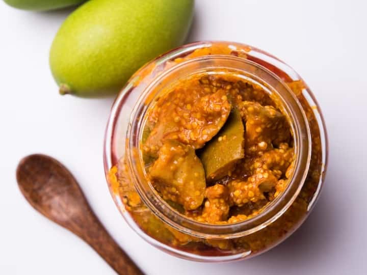 Aam Ka Achar Keep These 5 Things In Mind Before Making Mango Pickle आम का अचार डालते वक्त रखें इन 5 बातों का ध्यान, लंबे समय तक नहीं होगा खराब