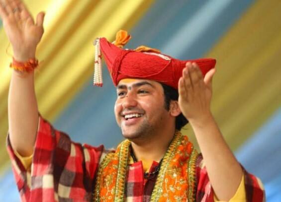 एक वेळ अन्नासाठी वणवण.. आता पंडित धीरेंद्र शास्त्री करतात लाखोंची कमाई