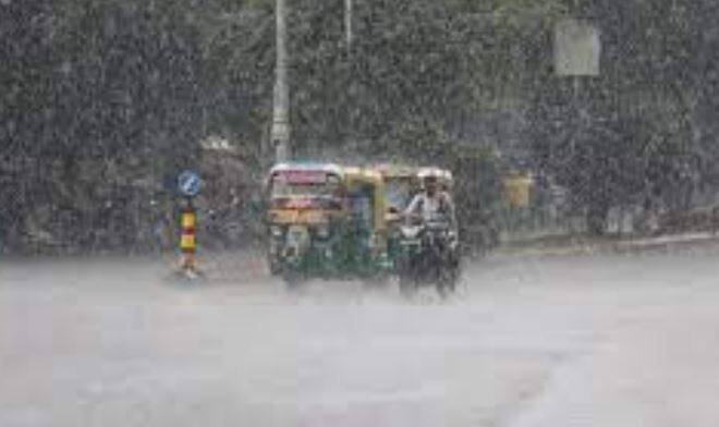 Heavy rain forecast in Ahmedabad city for the next three hours Ahmedabad Rain: અમદાવાદ માટે આગામી ત્રણ કલાક ભારે, બનાસકાંઠા,  રાજકોટ,  સુરેન્દ્રનગરમાં ગાજવીજ સાથે વરસાદની આગાહી