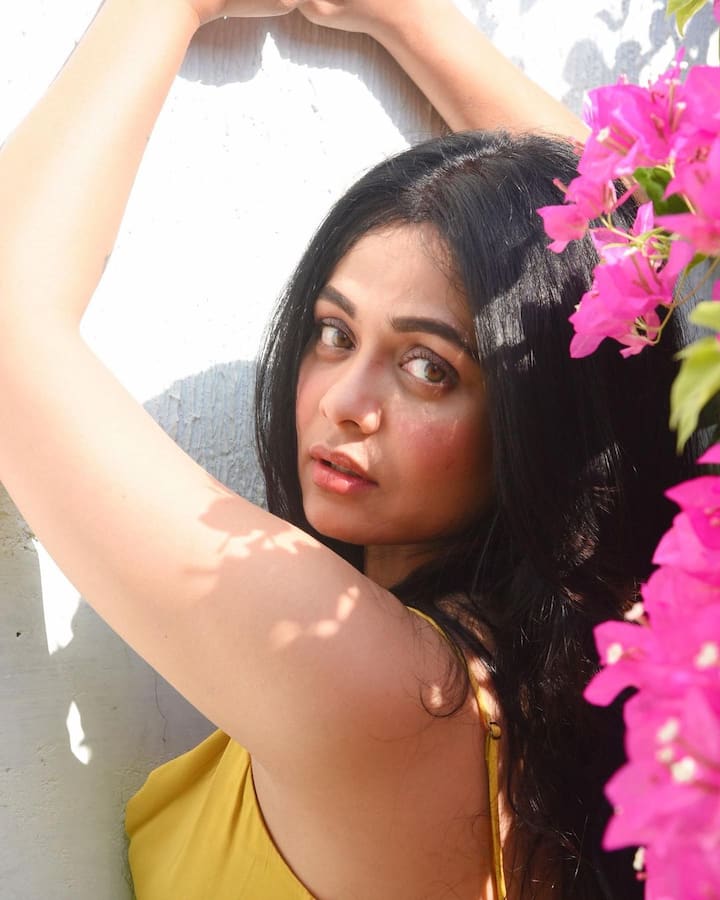 पिवळ्या स्कर्टमध्ये प्रार्थनाने फोटो शूट केलं असून त्यामध्ये वेगवेगळ्या अदा दिल्या आहेत.