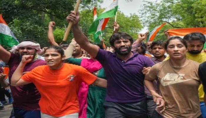 Wrestlers Protest : Former IPS nc Asthana tweet to Shoot bajrang Punia Reacts Wrestlers protest : 'ਸੀਨੇ 'ਤੇ ਖਾਏਂਗੇ ਤੇਰੀ ਗੋਲੀ', ਸਾਬਕਾ IPS ਦੇ ਟਵੀਟ 'ਤੇ ਭੜਕੇ ਬਜਰੰਗ ਪੂਨੀਆ, ਬੋਲੇ -ਦੱਸੋ ਕਿੱਥੇ ਆਉਣਾ ਹੈ 