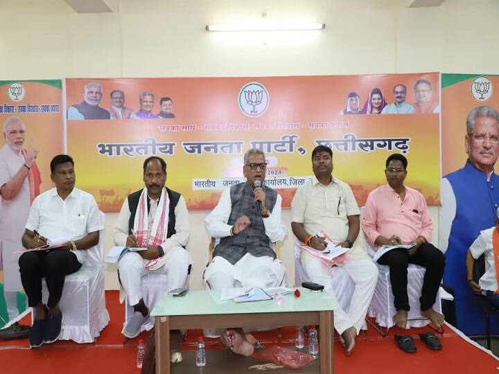 Chhattisgarh Assembly Elections 2023 Chhattisgarh in-charge Om Mathur reached to collect report card of BJP candidates ANN Chhattisgarh Election 2023: बस्तर में चुनावी बिसात बिछाने में जुटी बीजेपी, संभावित कैंडीडेट्स के रिपोर्ट कार्ड पर होगी चर्चा, पहुंचे ये बड़े नेता
