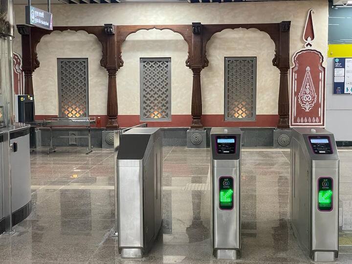 या स्थानकाच्या परिसरात जुन्या काळातल्या नदीवरचे घाट, मेघडंबरी आणि दीपमाळही बांधण्यात आली आहे.