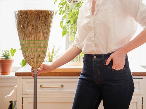 বাড়িতে কীভাবে ঝাড়ু রাখলে সন্তুষ্ট থাকবেন লক্ষ্মী?